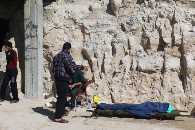 Pessoas perto de corpo após suposto ataque químico em Khan Sheikhoun, na Síria - 04/04/2017 Pessoas perto de corpo após suposto ataque químico em Khan Sheikhoun, na Síria - 04/04/2017