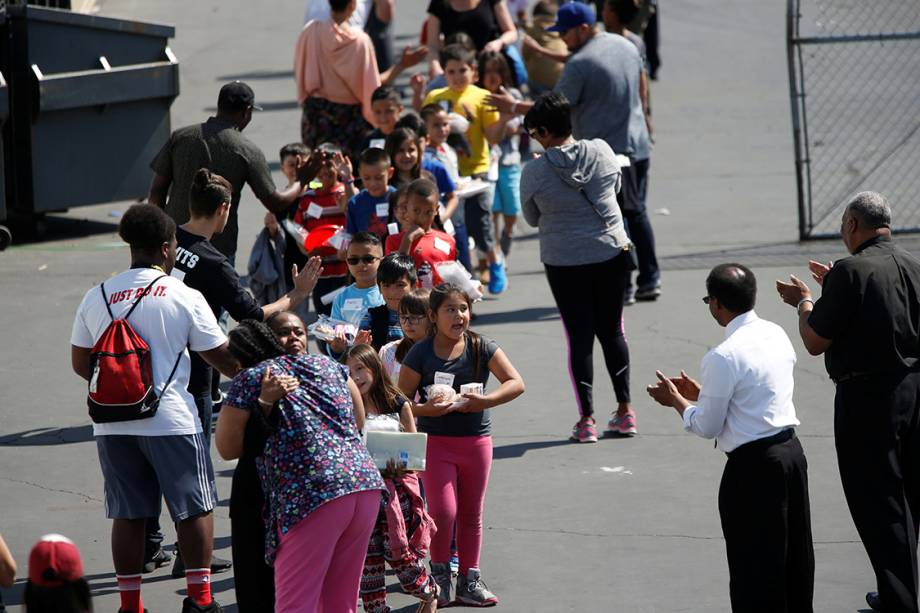 Crianças evacuam escola após tiroteio na cidade de San Bernardino, na Califórnia. Quatro pessoas morreram - 10/04/2017