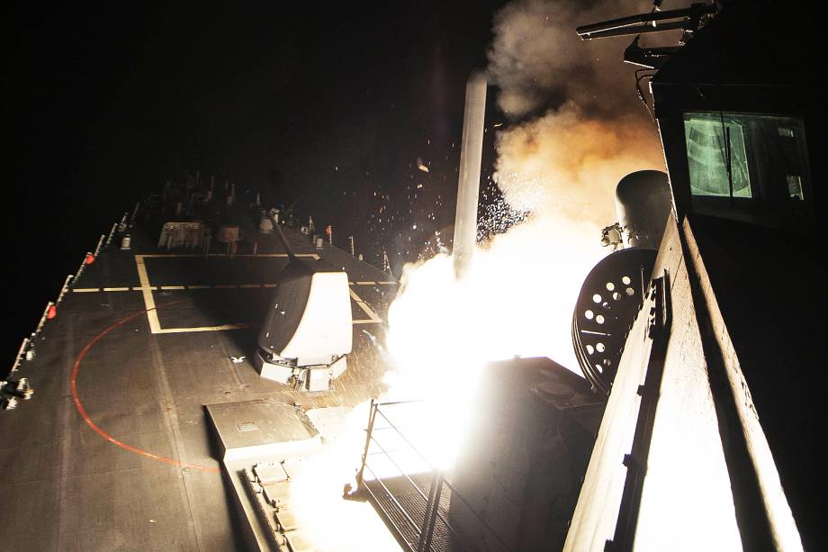 EUA bombardeiam base do regime de Assad na Síria - 06/04/2017 EUA bombardeiam base do regime de Assad na Síria - 06/04/2017