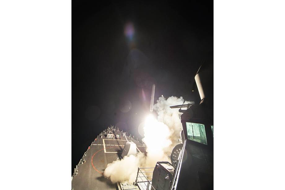 EUA bombardeiam base do regime de Assad na Síria - 06/04/2017 EUA bombardeiam base do regime de Assad na Síria - 06/04/2017