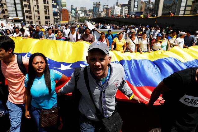 Manifestantes durante um protesto contra o governo do presidente Maduro, em Caracas, Venezuela - 04/04/2017 Manifestantes durante um protesto contra o governo do presidente Maduro, em Caracas, Venezuela - 04/04/2017