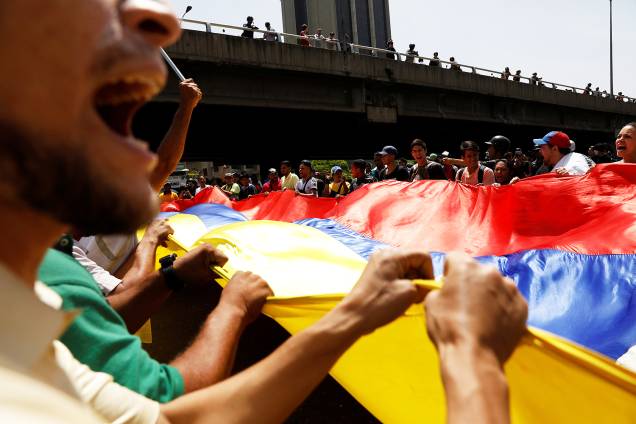 Manifestantes durante um protesto contra o governo do presidente Maduro, em Caracas, Venezuela - 04/04/2017 Manifestantes durante um protesto contra o governo do presidente Maduro, em Caracas, Venezuela - 04/04/2017