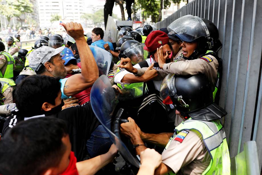 Manifestantes entram em confronto com policiais durante um protesto contra o governo do presidente Maduro, em Caracas, Venezuela - 04/04/2017