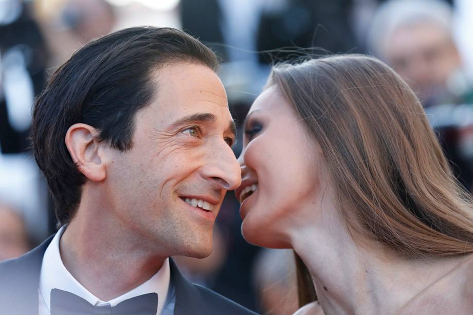 Adrien Brody e Lara Lierto comparecem à 70ª edição do Festival Cannes de cinema, na França - 17/05/2017