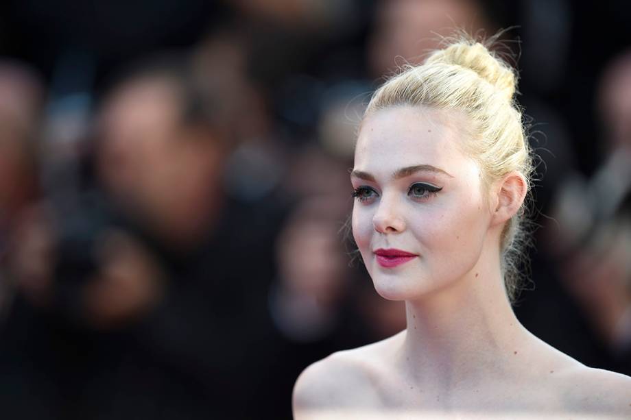 Atriz Elle Fanning no tapete vermelho da 70ª edição do Festival Cannes de cinema, na França - 17/05/2017