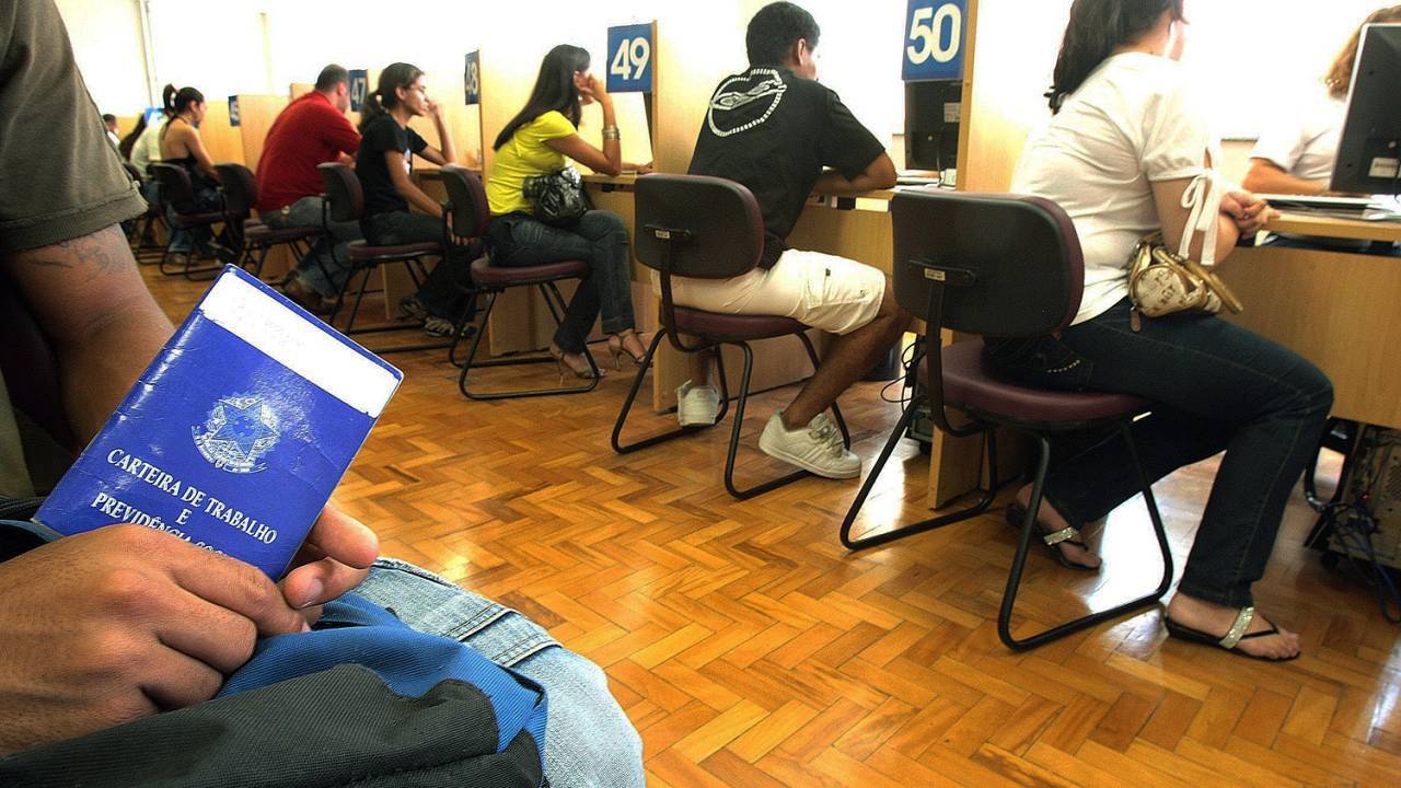 Desempregados no Centro de Apoio ao Trabalhador da prefeitura no centro de São Paulo (SP)