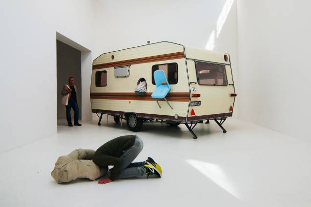 Visitante observa sala com obra de Brigitte Kowanz e Erwin Wurm, exposta na 57ª Bienal de Arte de Veneza, na Itália Visitante observa sala com obra de Brigitte Kowanz e Erwin Wurm, exposta na 57ª Bienal de Arte de Veneza, na Itália