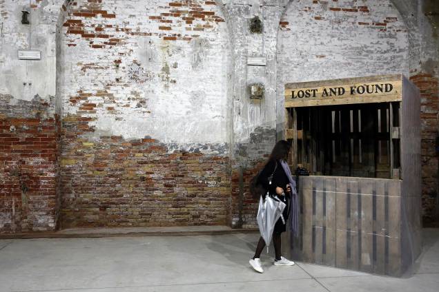 Visitante tira selfie em frente à obra "Lost and Found", da artista Sislej Xhafa, exposta na Bienal de arte de Veneza Visitante tira selfie em frente à obra "Lost and Found", da artista Sislej Xhafa, exposta na Bienal de arte de Veneza