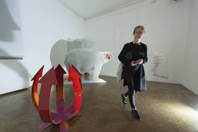 Visitante observam a obra "If Only You Could See What I've Seen with Your Eyes", da artista Katja Novitskova, na 57ª Bienal de arte de Veneza, na Itália Visitante observam a obra "If Only You Could See What I've Seen with Your Eyes", da artista Katja Novitskova, na 57ª Bienal de arte de Veneza, na Itália