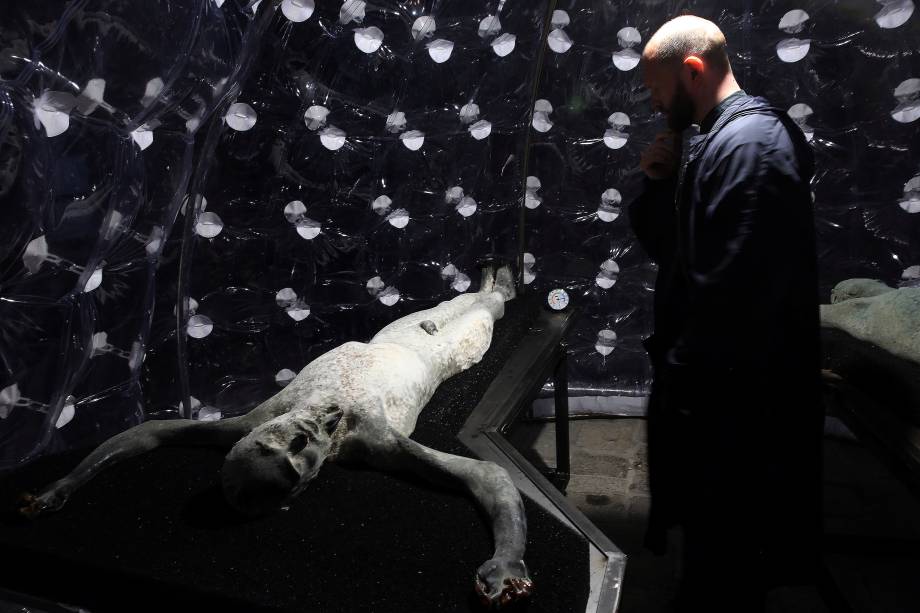 Visitantes apreciam a obra "Imitazione di Cristo", de Roberto Cuoghi, na Bienal de arte de Veneza