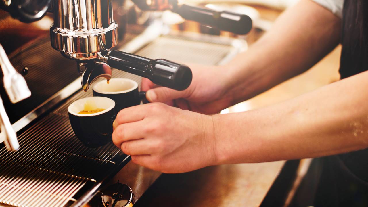Barista preparando cafés de máquina
