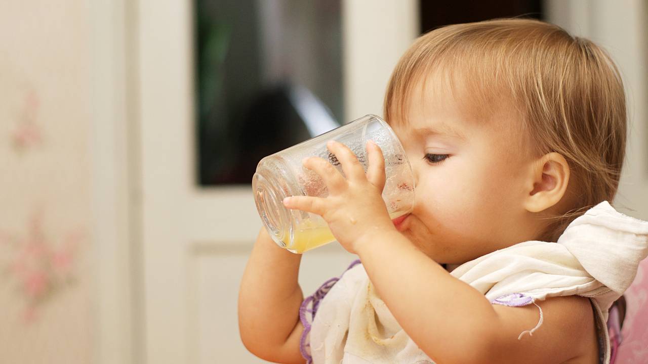 Bebê tomando suco