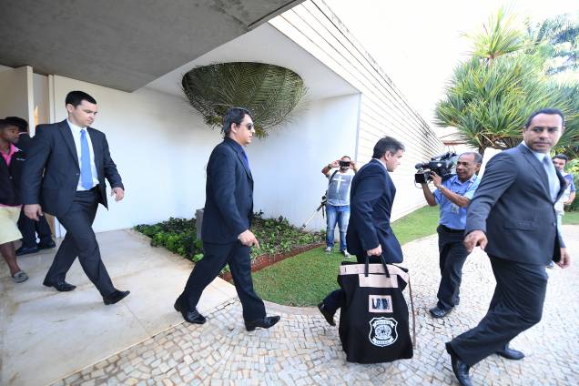 Agentes da Polícia Federal deixam propriedade do senador brasileiro Aécio Neves (PSDB) depois de cumprir um mandato de busca e apreensão em Brasília (DF) - 18/05/2017 Agentes da Polícia Federal deixam propriedade do senador brasileiro Aécio Neves (PSDB) depois de cumprir um mandato de busca e apreensão em Brasília (DF) - 18/05/2017