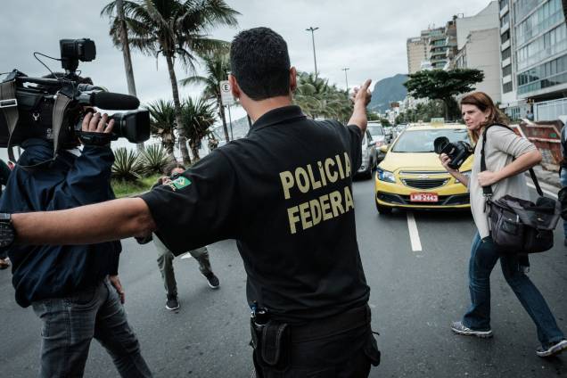 Oficial da Polícia Federal controla o tráfego durante operação em uma das propriedades do senador Aecio Neves, no Rio de Janeiro - 18/05/2017 Oficial da Polícia Federal controla o tráfego durante operação em uma das propriedades do senador Aecio Neves, no Rio de Janeiro - 18/05/2017