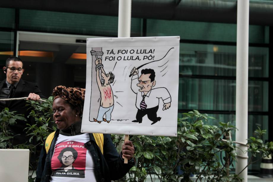 Concentração em frente ao hotel Pestana em Curitiba, onde está hospedada a cúpula do PT que acompanha o ex-presidente Lula em depoimento ao juiz Sergio Moro - 10/05/2017