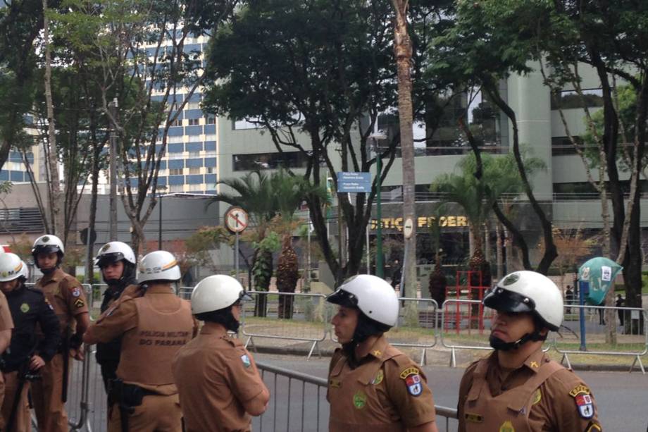 Segurança reforçada nos arredores do prédio da Justiça Federal em Curitiba antes do depoimento do ex-presidente Lula ao juiz Sergio Moro - 10/05/2017