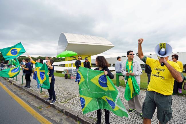 Manifestantes realizam ato contra Lula