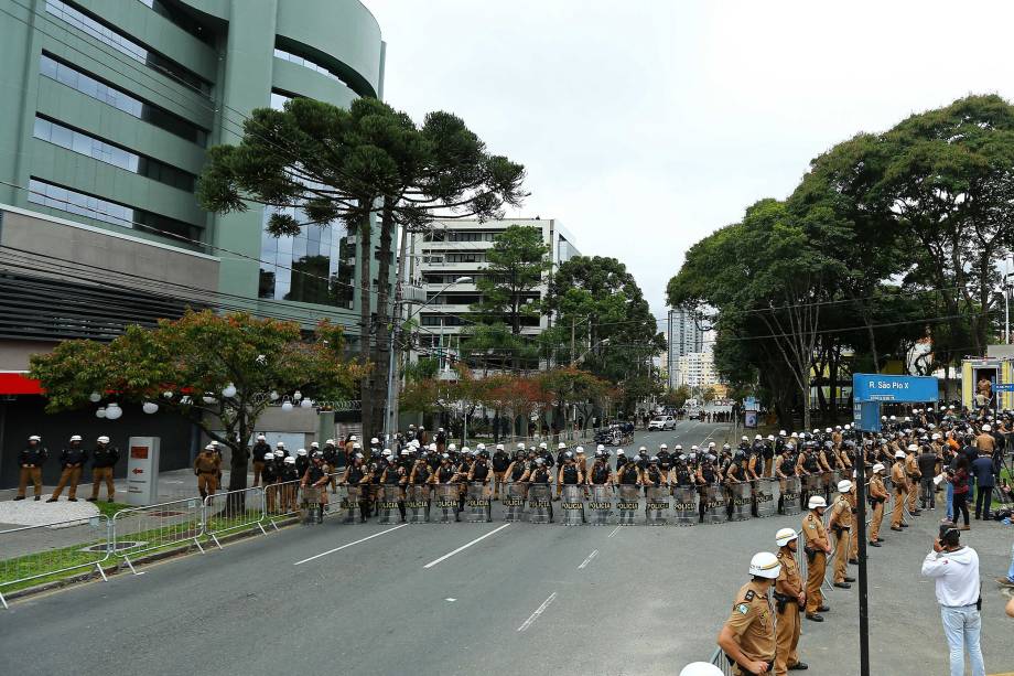 Segurança reforçada nos arredores do prédio da Justiça Federal em Curitiba antes do depoimento do ex-presidente Lula ao juiz Sergio Moro - 10/05/2017