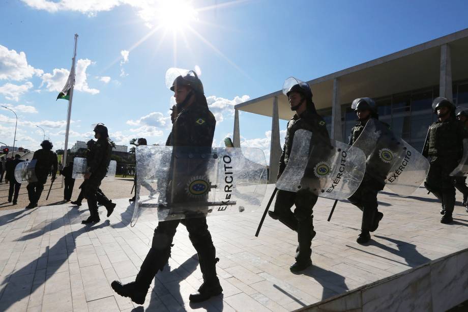 Militares são convocados para reforçar a segurança no Palácio do Planalto após protestos em Brasília (DF) - 24/05/2017