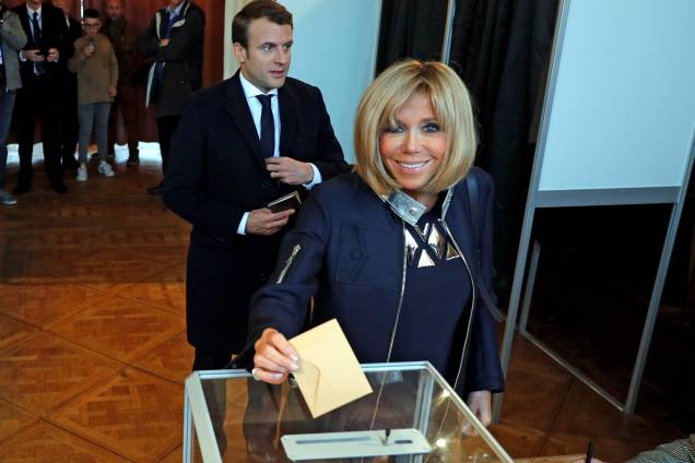 Brigitte Trogneux, esposa do candidato Emmanuel Macron lança sua cédula durante o segundo turno da eleição presidencial francesa, em Le Touquet - 07/05/2017 Brigitte Trogneux, esposa do candidato Emmanuel Macron lança sua cédula durante o segundo turno da eleição presidencial francesa, em Le Touquet - 07/05/2017