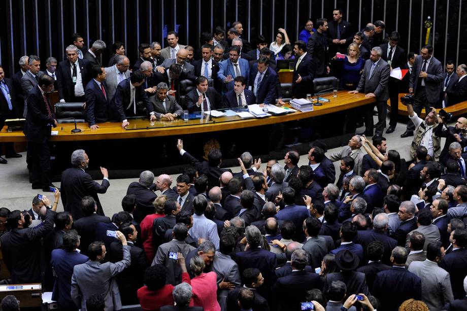 Deputados se exaltam e discutem durante sessão na Câmara, em Brasília - 24/05/2017