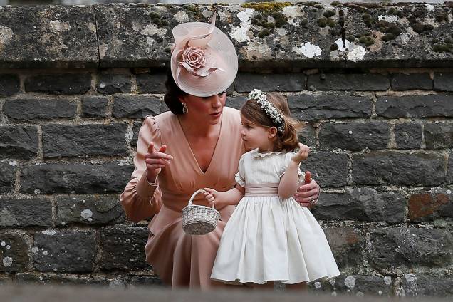 Duquesa de Cambridge, Kate Middleton, e sua filha mais nova, Princesa Charlotte, no casamento de Pippa Middleton - 20/05/2017 Duquesa de Cambridge, Kate Middleton, e sua filha mais nova, Princesa Charlotte, no casamento de Pippa Middleton - 20/05/2017