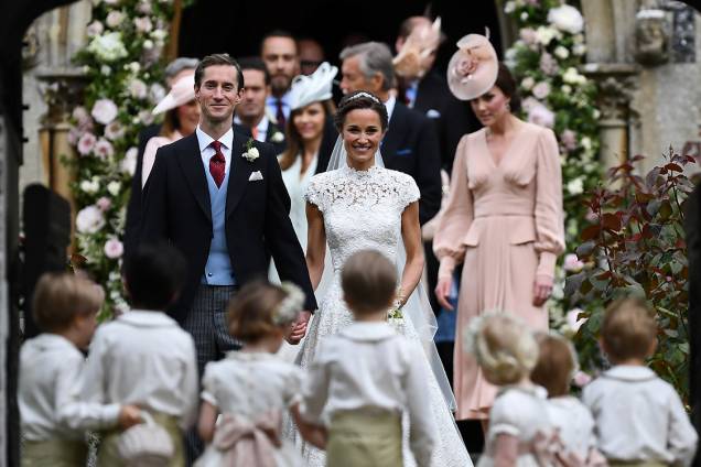 Pippa Middleton e James Matthews deixam a igreja de Saint Marks, onde se casaram Pippa Middleton e James Matthews deixam a igreja de Saint Marks, onde se casaram