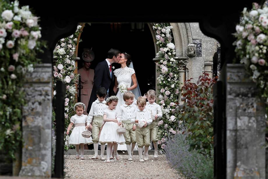 Pippa Middleton e James Matthews deixam a igreja de Saint Marks, onde se casaram