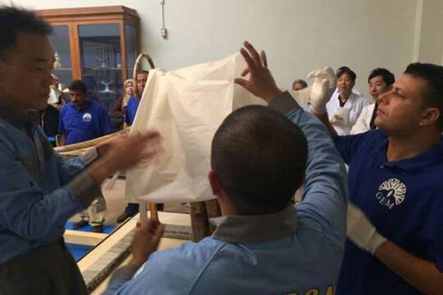 Equipe do Grande Museu Egípcio em Tahrir realiza o transporte de uma cama funerária usada pelo faraó Tutancâmon Equipe do Grande Museu Egípcio em Tahrir realiza o transporte de uma cama funerária usada pelo faraó Tutancâmon