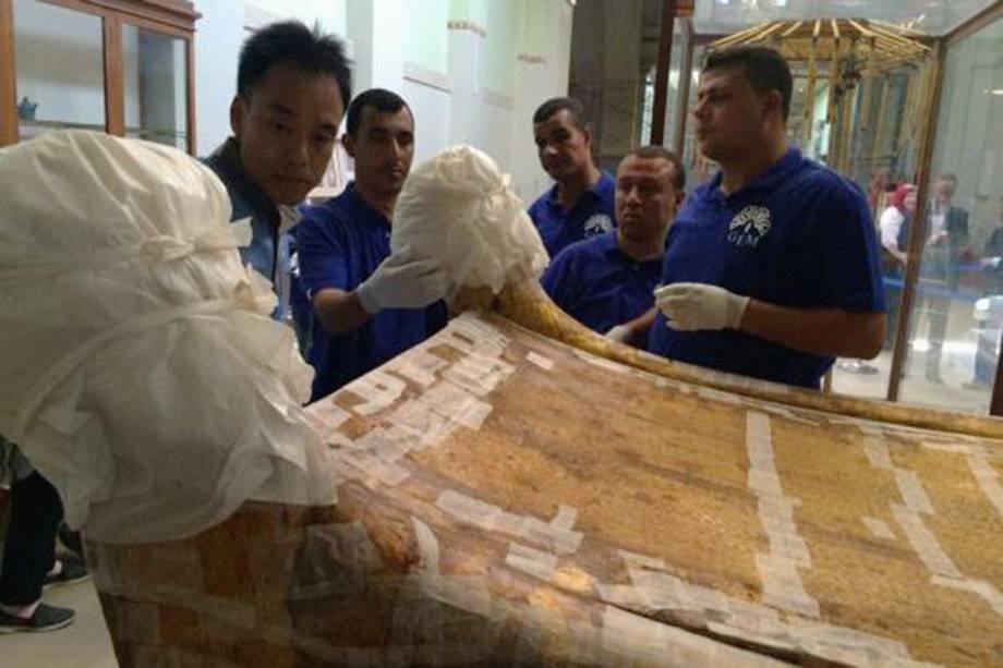 Equipe do Grande Museu Egípcio em Tahrir realiza o transporte de uma cama funerária usada pelo faraó Tutancâmon