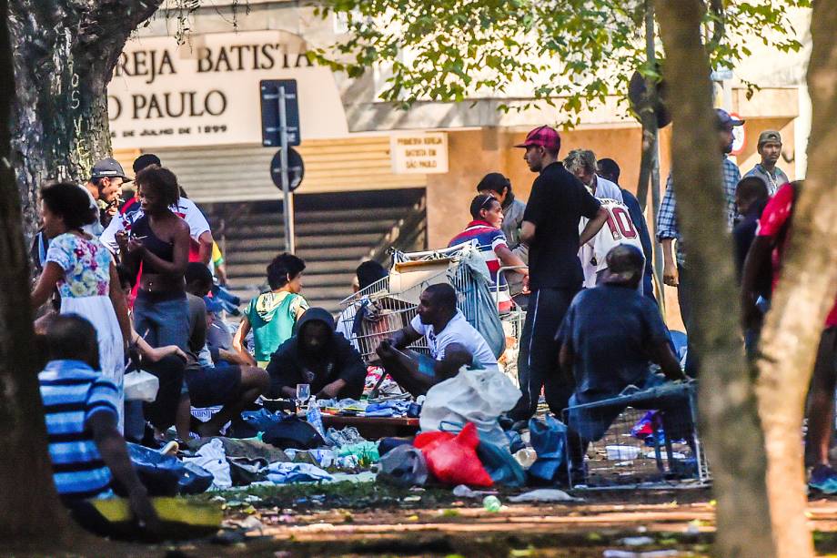 Usuários de crack na praça Princesa Isabel, no centro de São Paulo, que foi tomada por frequentadores da cracolândia