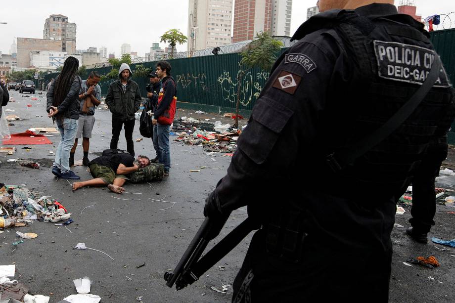 Policiais civis realizam a segurança durante a limpeza das ruas da Cracolândia após a operação que prendeu 36 traficantes que abasteciam e atuavam na área, no centro da capital