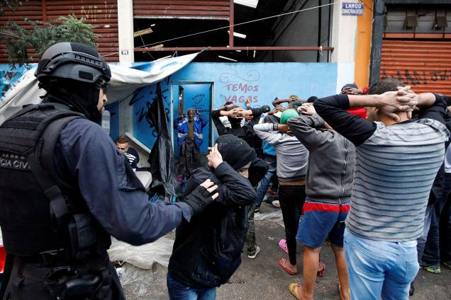 Policiais civis realizam a segurança durante a limpeza das ruas da Cracolândia após a operação que prendeu 36 traficantes que abasteciam e atuavam na área, no centro da capital Policiais civis realizam a segurança durante a limpeza das ruas da Cracolândia após a operação que prendeu 36 traficantes que abasteciam e atuavam na área, no centro da capital