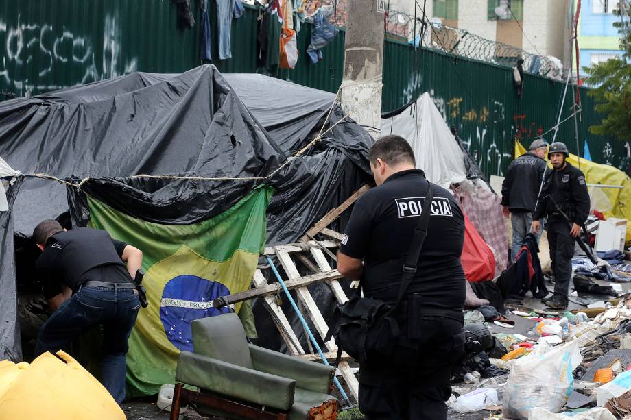 Policiais civis realizam a segurança durante a limpeza das ruas da Cracolândia após a operação que prendeu 36 traficantes que abasteciam e atuavam na área, no centro da capital