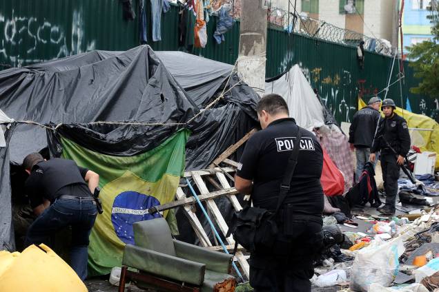 Policiais civis realizam a segurança durante a limpeza das ruas da Cracolândia após a operação que prendeu 36 traficantes que abasteciam e atuavam na área, no centro da capital Policiais civis realizam a segurança durante a limpeza das ruas da Cracolândia após a operação que prendeu 36 traficantes que abasteciam e atuavam na área, no centro da capital