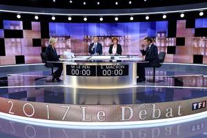 Candidatos à presidência da França, Marine Le Pen e Emmanuel Macron, se enfrentam em debate presidencial antes do segundo turno das eleições, em Paris