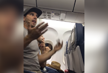 Família é retirada de voo da Delta Airlines após overbooking