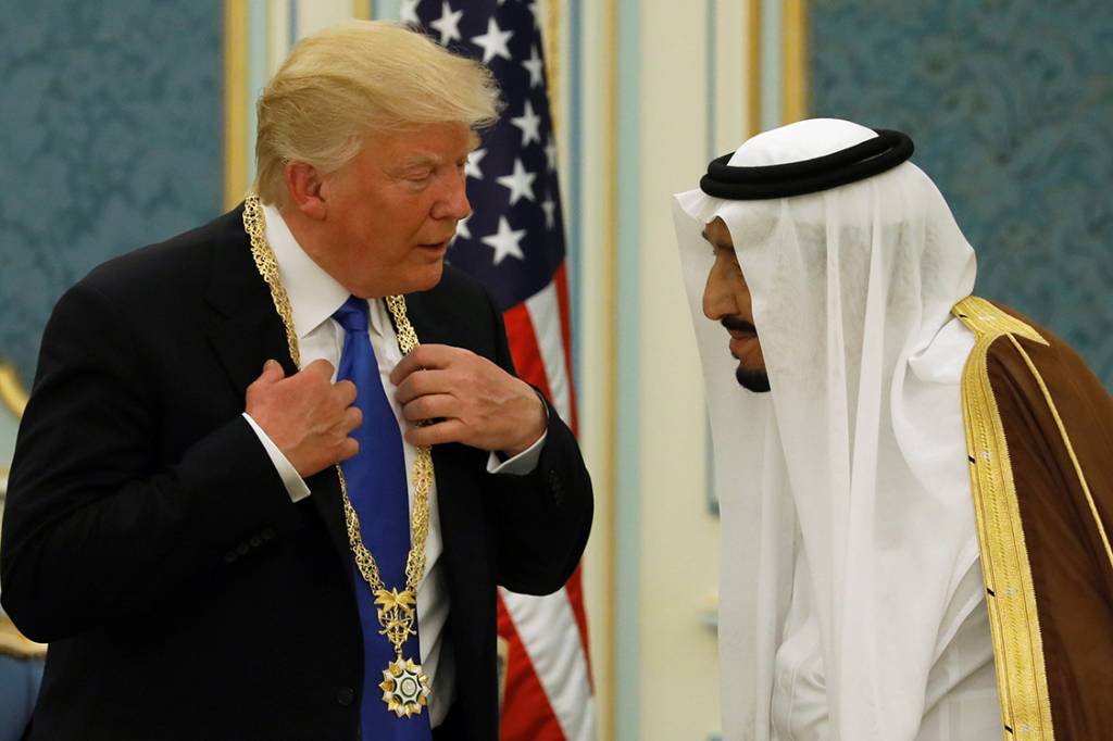 Trump chega à Arábia Saudita e recebe medalha de honra do rei