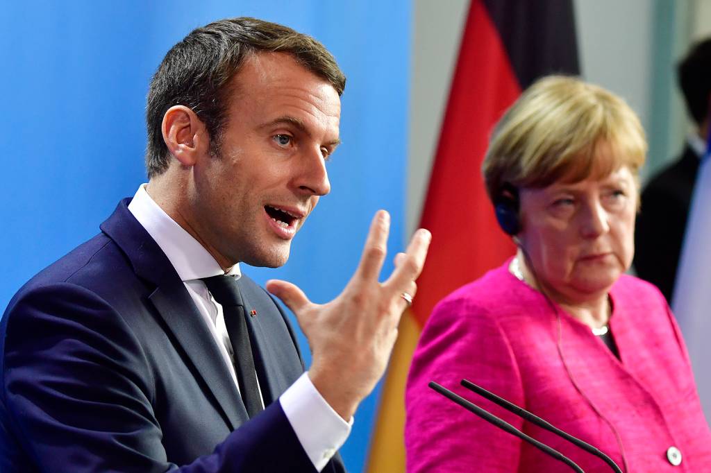 Merkel e Macron se dizem dispostos a mudar tratados europeus