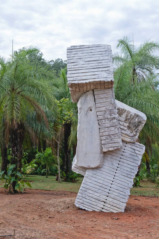 Equilibrio Amarrado é uma das novas obras que compõe o jardim de Inhotim