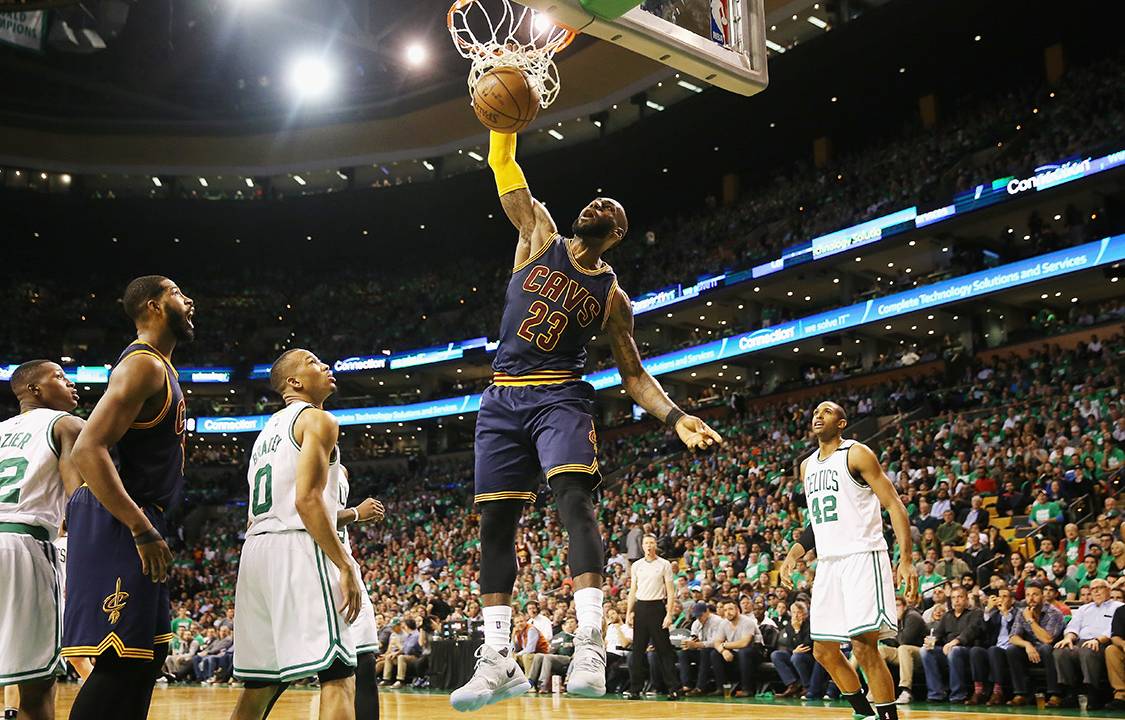 LeBron James enterra a bola durante partida entre Cleveland Cavaliers e Boston Celtics, válida pela NBA 2017, em Boston, Massachusetts