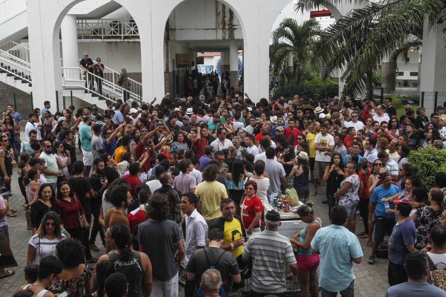 Fãs fazem fila para se despedir do cantor Belchior durante velório no Centro Dragão do Mar, em Fortaleza - 01/05/2017