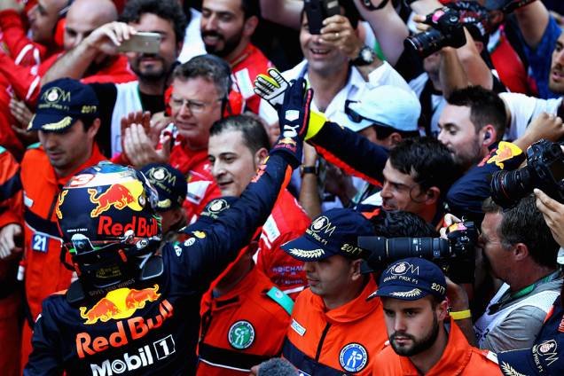 O australiano Daniel Ricciardo comemora a terceira posição no GP de Mônaco O australiano Daniel Ricciardo comemora a terceira posição no GP de Mônaco