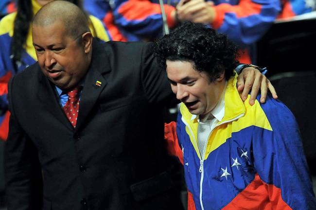 O maestro Gustavo Dudamel ao lado do ex-presidente da Venezuela, Huga Chavez