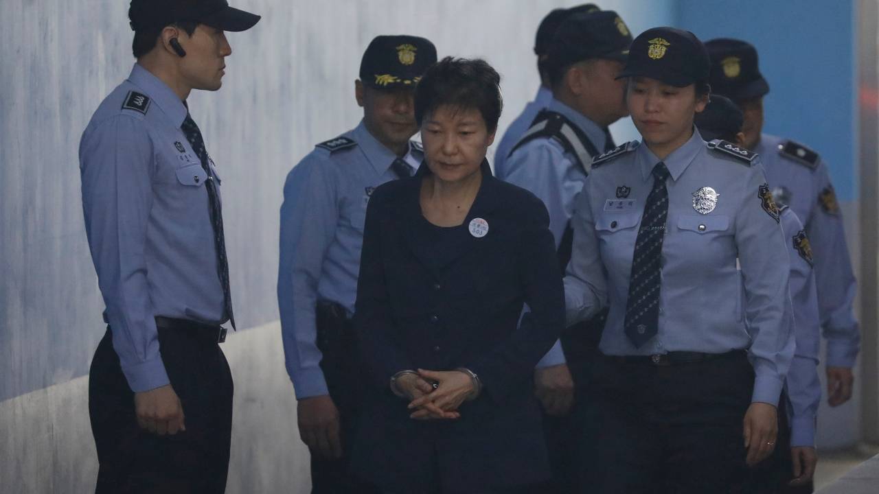 Imagens do dia - Ex-presidente sul-coreana chega escoltada à corte