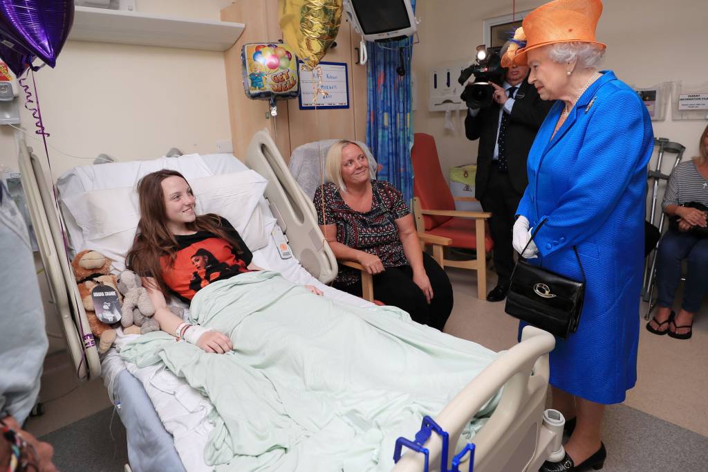 Rainha Elizabeth visita vítimas de atentado em hospitais