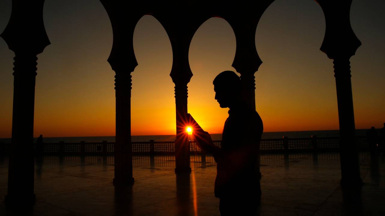 Religioso lê o Corão em um mosteiro em referência ao Ramadan, mês sagrado celebrado em jejum pelos palestinos, em Gaza