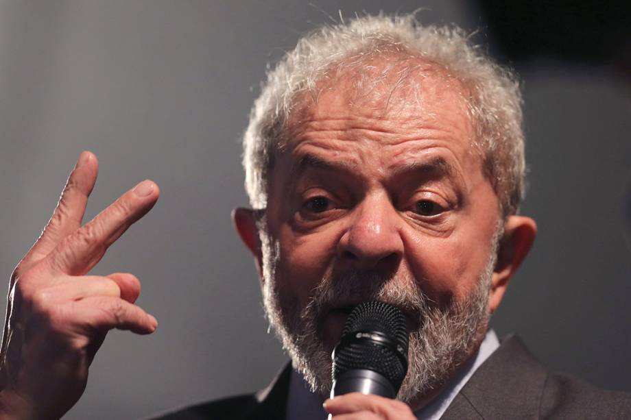 O ex-presidente Lula faz discurso na praça Santos Andrade, que reúne militantes favoráveis a ele, no centro de Curitiba