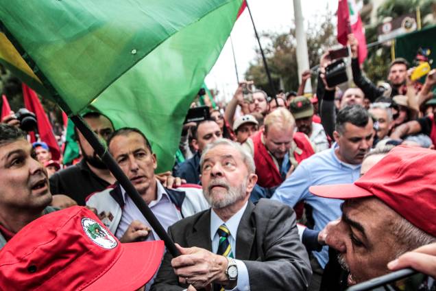 Lula é recepcionado por militantes e apoiadores nos arredores da Justiça Federal em Curitiba antes de depoimento ao juiz Sergio Moro - 10/05/2017 Lula é recepcionado por militantes e apoiadores nos arredores da Justiça Federal em Curitiba antes de depoimento ao juiz Sergio Moro - 10/05/2017
