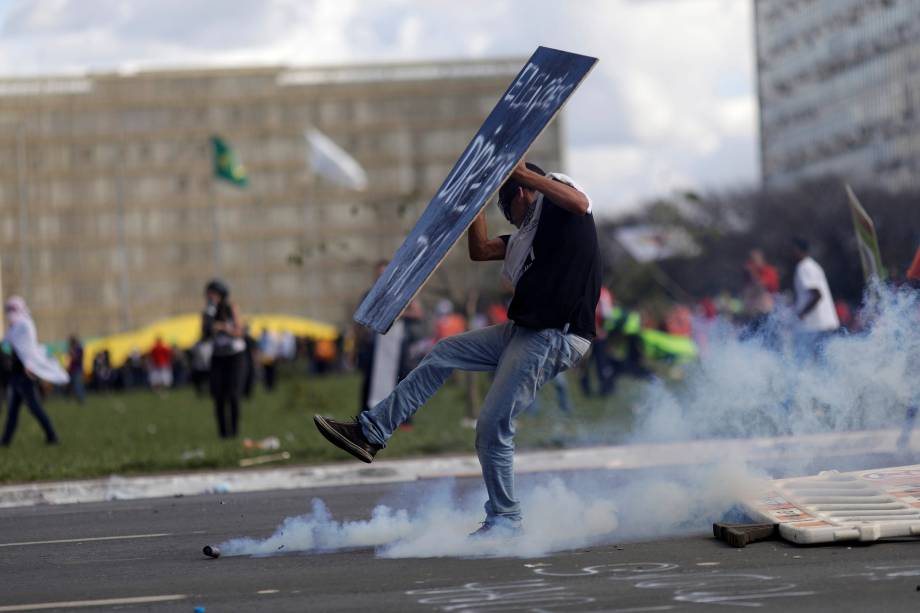 Manifestantes entram em confronto com a polícia durante protesto que pede a saída do presidente Michel Temer em Brasília (DF) - 24/05/2017